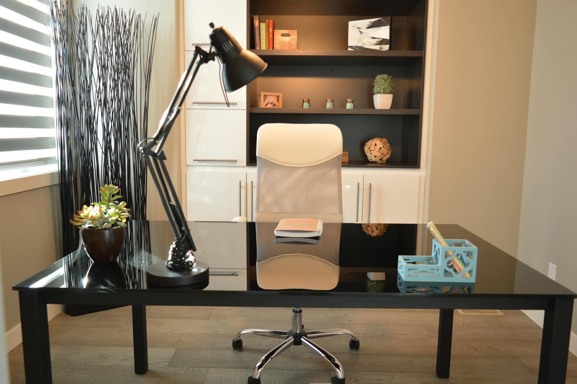 Roligt professionelt workspace til juridisk research